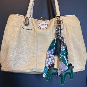 Coach Vintage Signature Patent Leather Ivory Purse Handbag Kisslock F15658